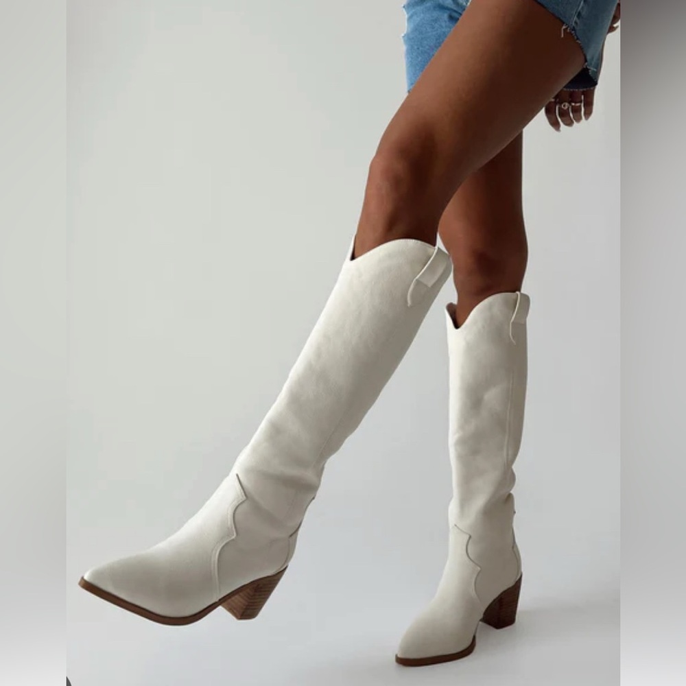 Princess Polly size 7 white cowboy boots
New store return